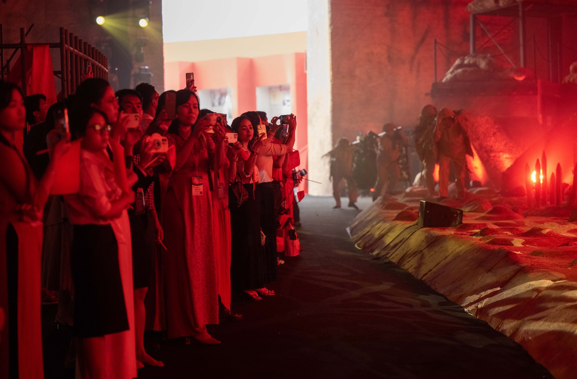 Giọng thuyết minh đặc biệt ở triển l&atilde;m hot nhất A80: NSND từng l&agrave;m Gi&aacute;m đốc Nh&agrave; h&aacute;t, nghe t&ecirc;n phải k&iacute;nh nể- Ảnh 3.