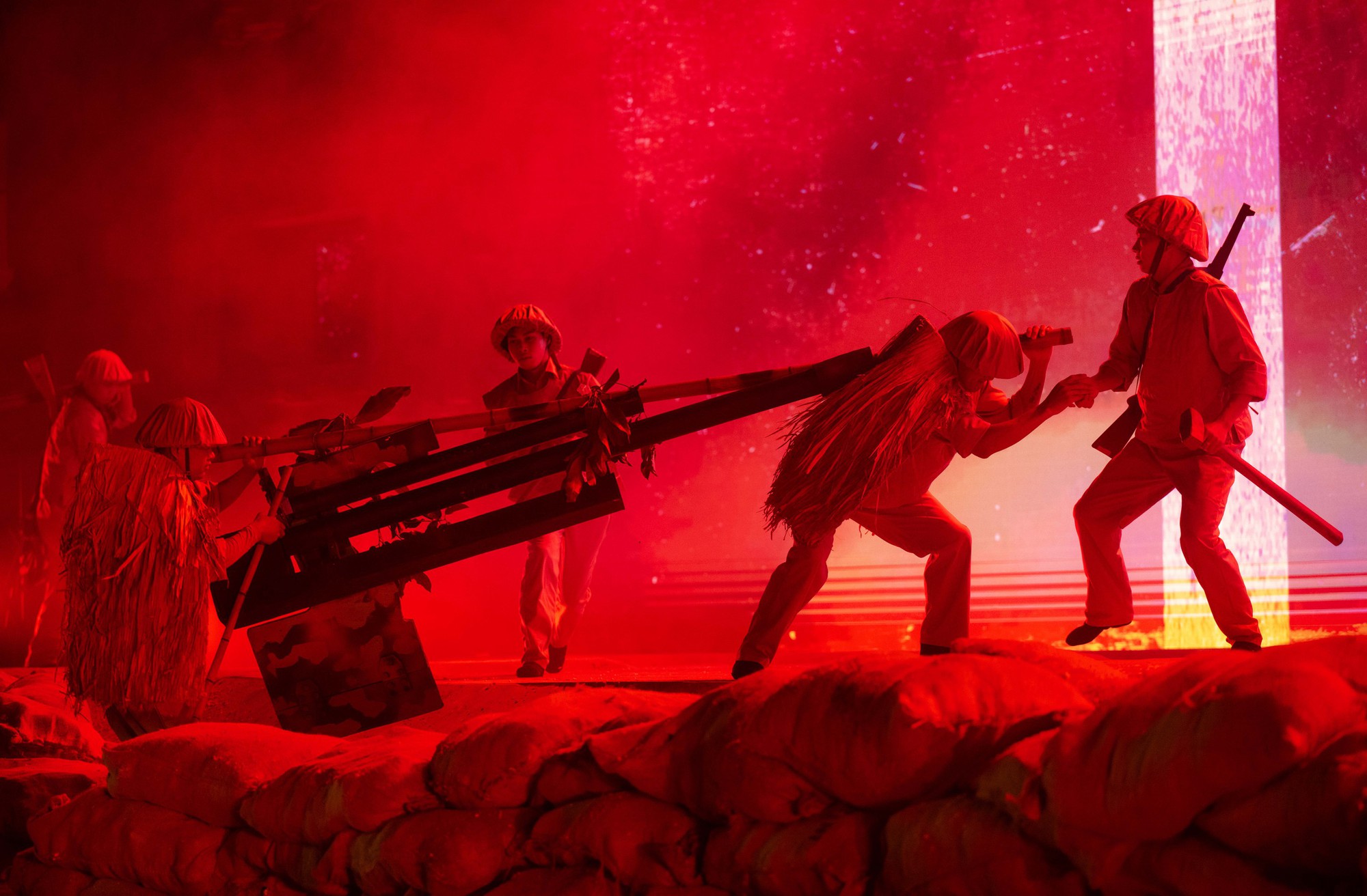 Giọng thuyết minh đặc biệt ở triển l&atilde;m hot nhất A80: NSND từng l&agrave;m Gi&aacute;m đốc Nh&agrave; h&aacute;t, nghe t&ecirc;n phải k&iacute;nh nể- Ảnh 2.