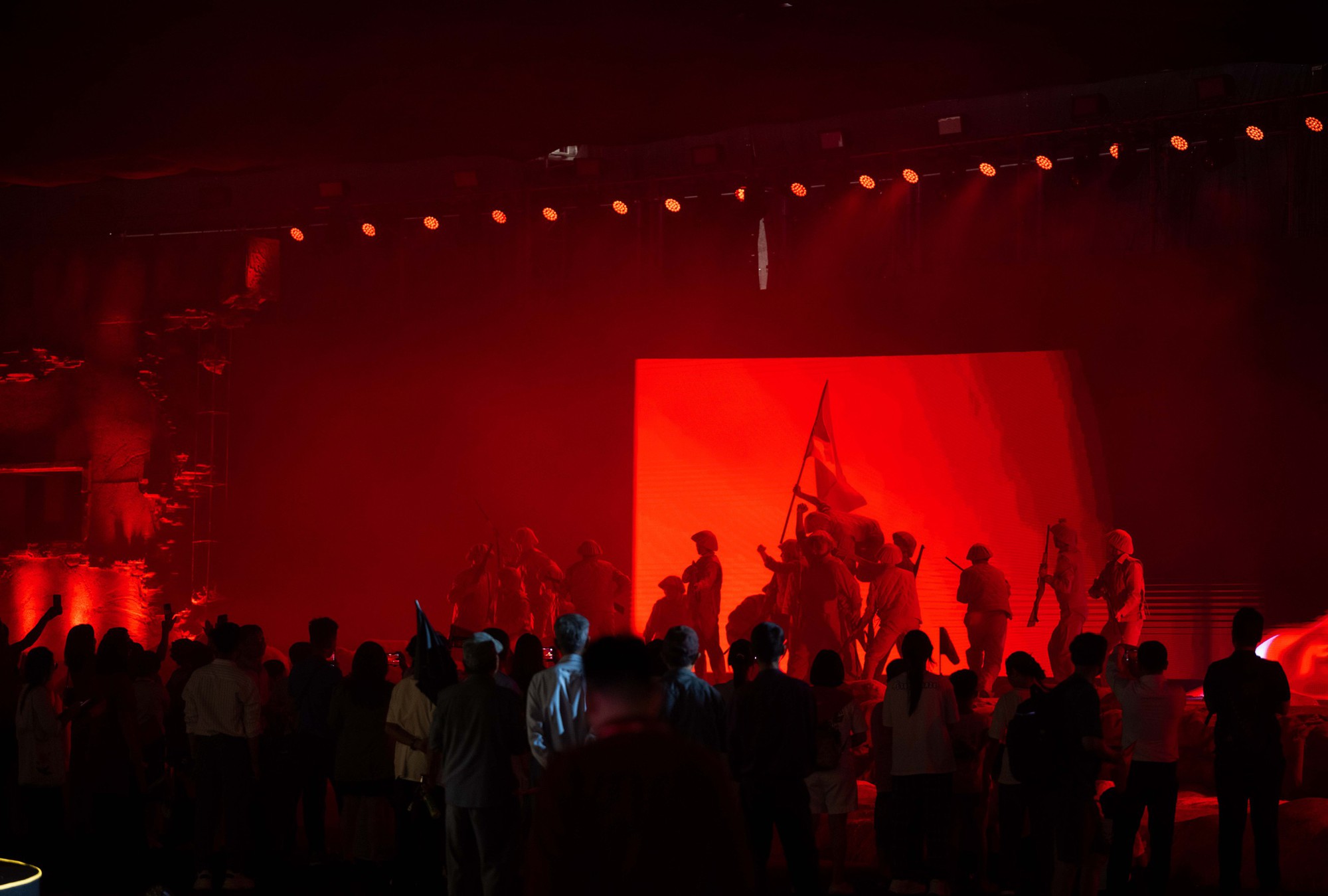 Giọng thuyết minh đặc biệt ở triển l&atilde;m hot nhất A80: NSND từng l&agrave;m Gi&aacute;m đốc Nh&agrave; h&aacute;t, nghe t&ecirc;n phải k&iacute;nh nể- Ảnh 1.