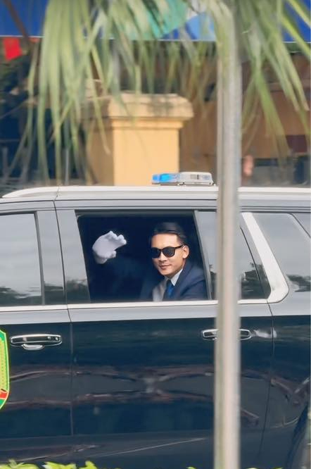 Nh&acirc;n vật mặc vest, đeo k&iacute;nh đen bao ngầu được 