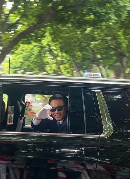 Nh&acirc;n vật mặc vest, đeo k&iacute;nh đen bao ngầu được 