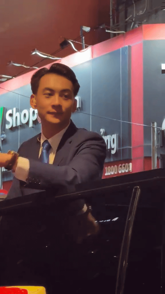 Nh&acirc;n vật mặc vest, đeo k&iacute;nh đen bao ngầu được 