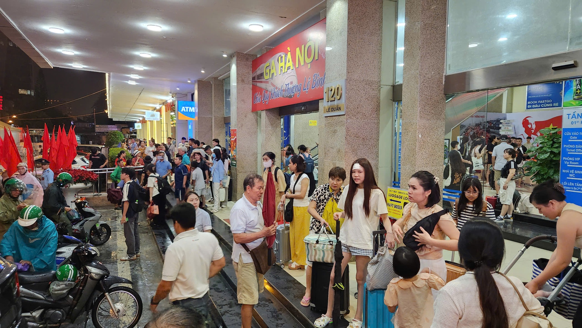 Người dân trải nilon ngủ vỉa hè chờ xem tổng duyệt diễu binh Quốc khánh 80 năm - Ảnh 5.