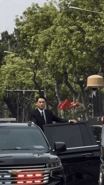 Nh&acirc;n vật mặc vest, đeo k&iacute;nh đen bao ngầu được 