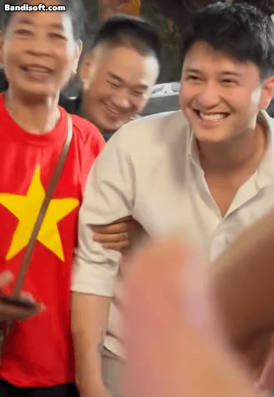 Mỹ nam Vbiz đi xem Tổng duyệt A80 mà viral khắp MXH: Cười lên đẹp phát sáng, chị em thi nhau nhường chỗ- Ảnh 1.