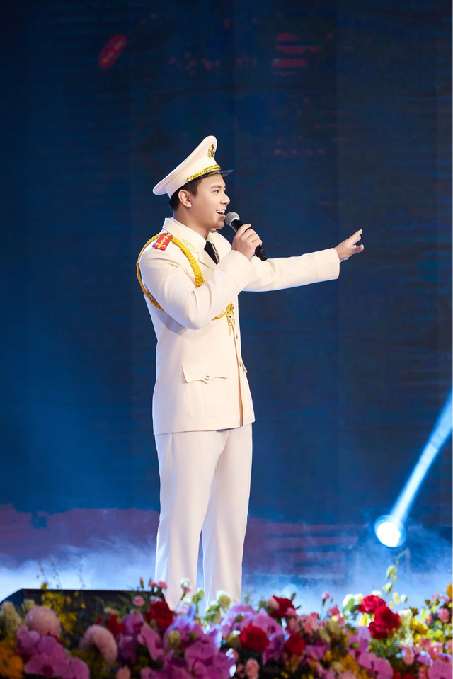 Nam ca sĩ đắt show từ Đại lễ 30/4 đến 2/9: Cất giọng lên là 50.000 khán giả nổi da gà, sở hữu nụ cười toả nắng đẹp trai ngời ngời- Ảnh 6.