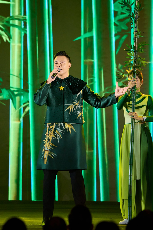 Nam ca sĩ đắt show từ Đại lễ 30/4 đến 2/9: Cất giọng lên là 50.000 khán giả nổi da gà, sở hữu nụ cười toả nắng đẹp trai ngời ngời- Ảnh 7.