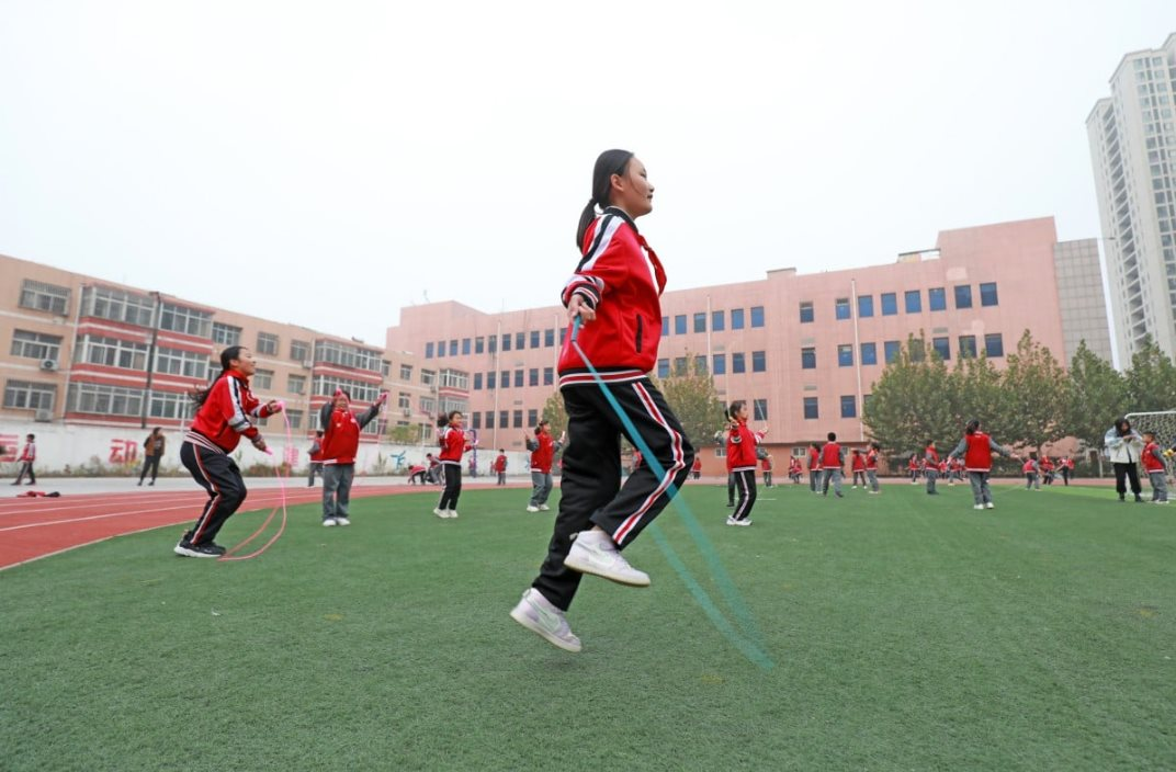 Buồn của nền kinh tế lớn thứ 2 thế giới:&nbsp;Trường tiểu học vỏn vẹn 22 học sinh/23 gi&aacute;o vi&ecirc;n, h&agrave;ng loạt trường mầm non đ&oacute;ng cửa, chuyện g&igrave; đang xảy ra? - Ảnh 1.