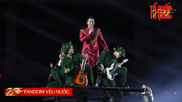 Nam ca sĩ đắt show từ Đại lễ 30/4 đến 2/9: Cất giọng lên là 50.000 khán giả nổi da gà, sở hữu nụ cười toả nắng đẹp trai ngời ngời- Ảnh 9.