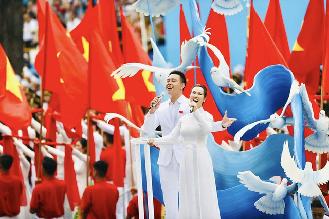 Nam ca sĩ đắt show từ Đại lễ 30/4 đến 2/9: Cất giọng lên là 50.000 khán giả nổi da gà, sở hữu nụ cười toả nắng đẹp trai ngời ngời- Ảnh 2.