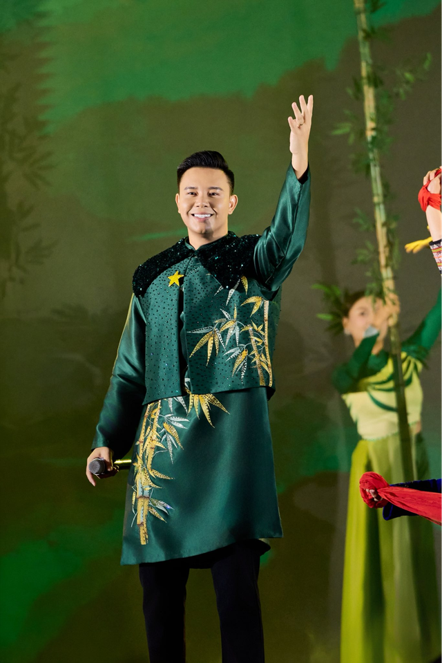 Nam ca sĩ đắt show từ Đại lễ 30/4 đến 2/9: Cất giọng lên là 50.000 khán giả nổi da gà, sở hữu nụ cười toả nắng đẹp trai ngời ngời- Ảnh 1.