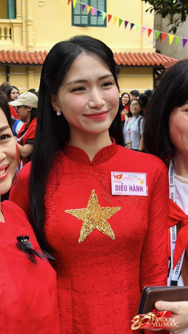 Dàn nghệ sĩ tươi rói trước thềm Tổng duyệt diễu hành 2/9: MONO và Hoà Minzy được người dân vây kín, nữ diễn viên là Thượng uý công an gây sốt!- Ảnh 5. Dàn nghệ sĩ tươi rói trước thềm Tổng duyệt diễu hành 2/9: MONO và Hoà Minzy được người dân vây kín, nữ diễn viên là Thượng uý công an gây sốt!- Ảnh 5.