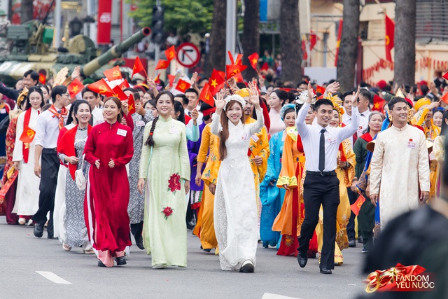 Đen Vâu ghi điểm vì 1 hành động cực tinh tế với chiến sĩ công an làm nhiệm vụ tổng duyệt A80- Ảnh 5. Đen Vâu ghi điểm vì 1 hành động cực tinh tế với chiến sĩ công an làm nhiệm vụ tổng duyệt A80- Ảnh 5.