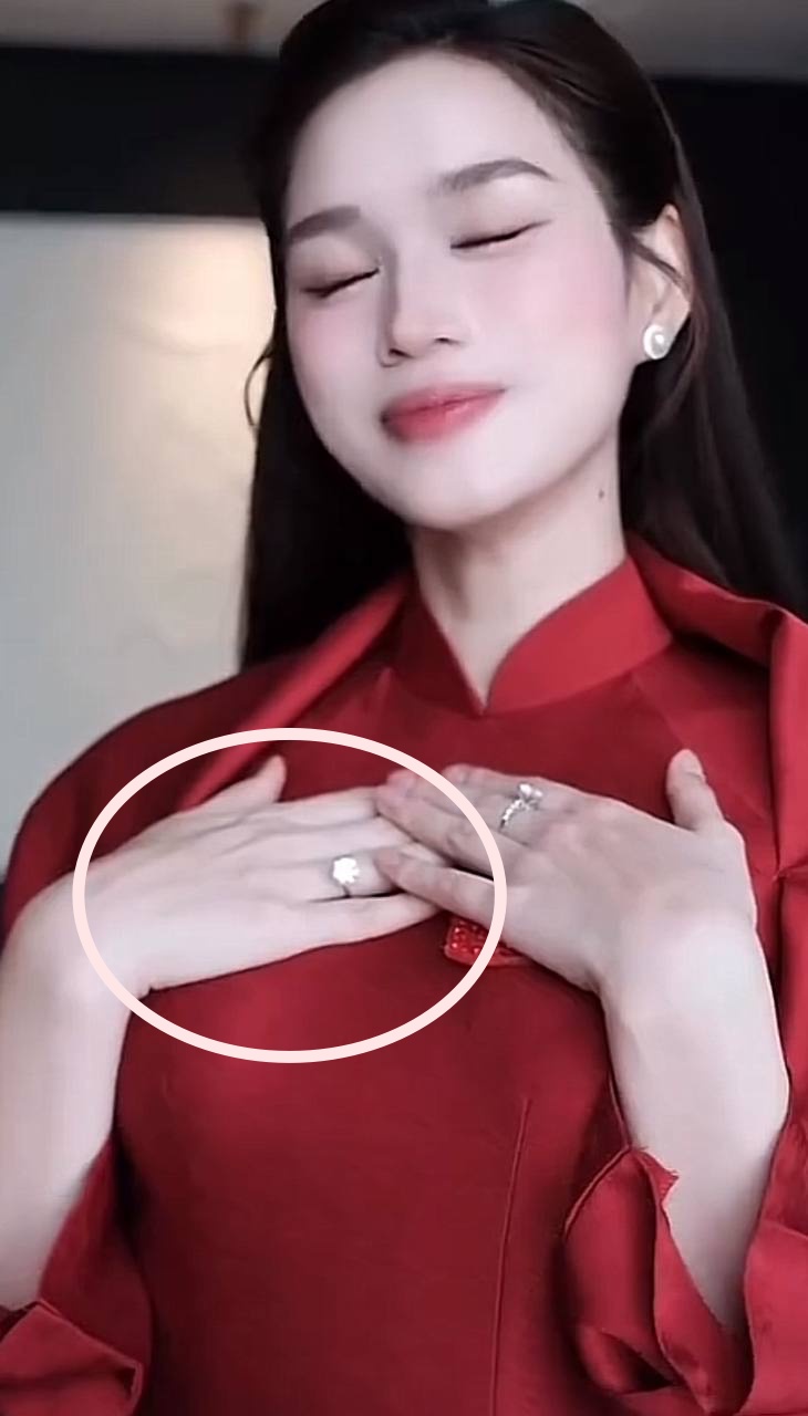 Chẳng còn giấu kín, 1 Hoa hậu vừa rời Sen Vàng tự tung hint sắp cưới thiếu gia? - Ảnh 1. Chẳng còn giấu kín, 1 Hoa hậu vừa rời Sen Vàng tự tung hint sắp cưới thiếu gia? - Ảnh 1.