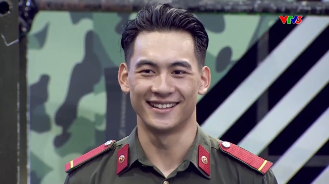 Nh&acirc;n vật mặc vest, đeo k&iacute;nh đen bao ngầu được 