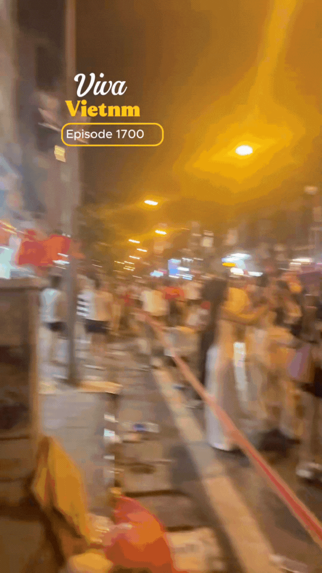 Cụ ông xúc động nhắn nhủ người thương giữa Hà Nội rợp trời cờ hoa: "Em yêu à, ở đây họ có một tình yêu to lớn, sâu sắc dành cho đất nước!"- Ảnh 2.