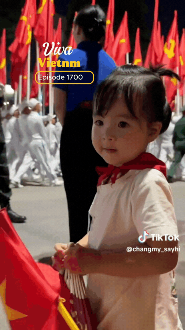 Cụ ông xúc động nhắn nhủ người thương giữa Hà Nội rợp trời cờ hoa: "Em yêu à, ở đây họ có một tình yêu to lớn, sâu sắc dành cho đất nước!"- Ảnh 3.