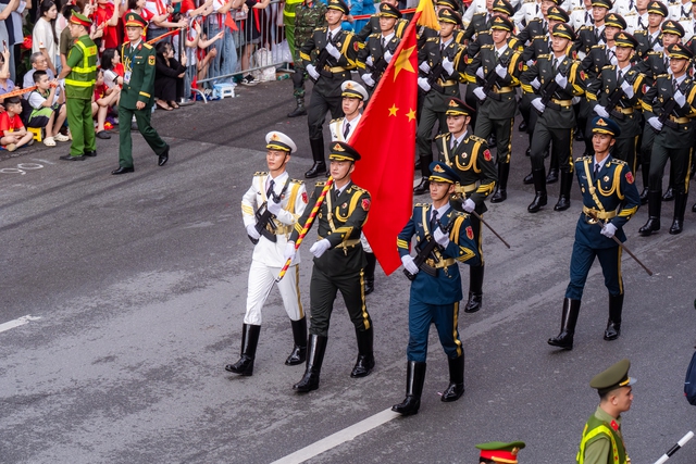 VIDEO: Khối quân đội nước ngoài diễu binh trong tiếng reo hò của người dân Hà Nội- Ảnh 5. VIDEO: Khối quân đội nước ngoài diễu binh trong tiếng reo hò của người dân Hà Nội- Ảnh 5.