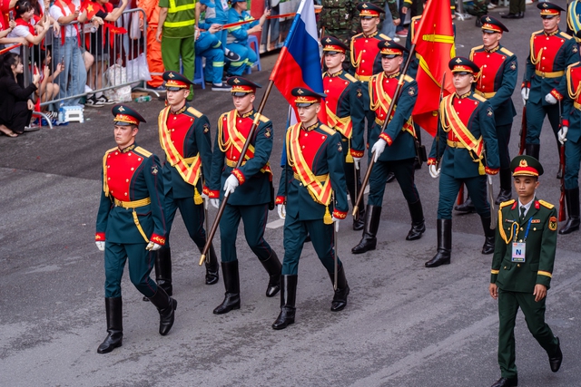 VIDEO: Khối quân đội nước ngoài diễu binh trong tiếng reo hò của người dân Hà Nội- Ảnh 2. VIDEO: Khối quân đội nước ngoài diễu binh trong tiếng reo hò của người dân Hà Nội- Ảnh 2.