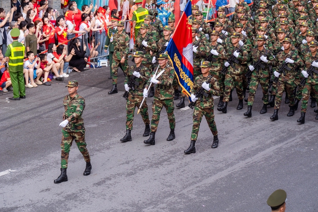 VIDEO: Khối quân đội nước ngoài diễu binh trong tiếng reo hò của người dân Hà Nội- Ảnh 6. VIDEO: Khối quân đội nước ngoài diễu binh trong tiếng reo hò của người dân Hà Nội- Ảnh 6.