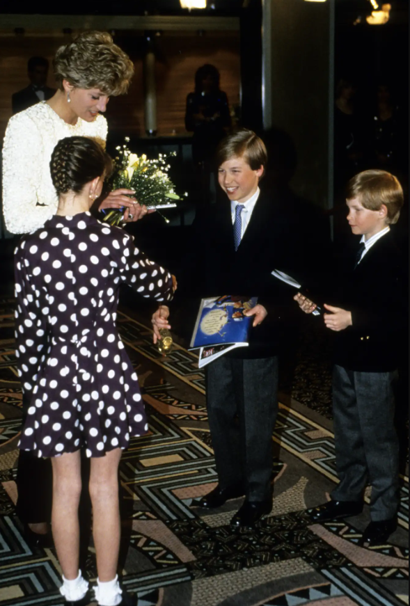 Bí mật từ hộp thời gian Công nương Diana: Sau 30 năm, kho báu ký ức Hoàng gia chính thức lộ diện- Ảnh 3.