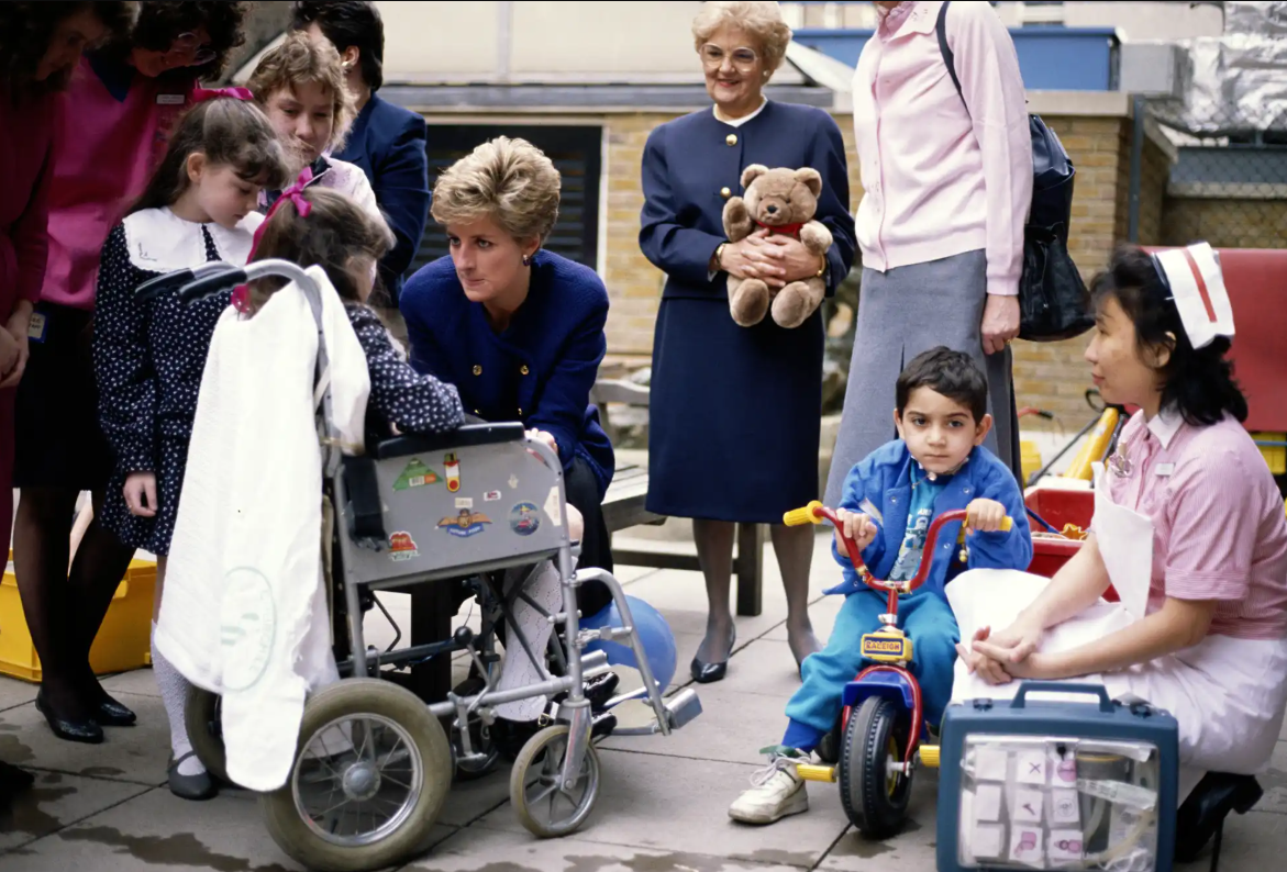 Bí mật từ hộp thời gian Công nương Diana: Sau 30 năm, kho báu ký ức Hoàng gia chính thức lộ diện- Ảnh 2.