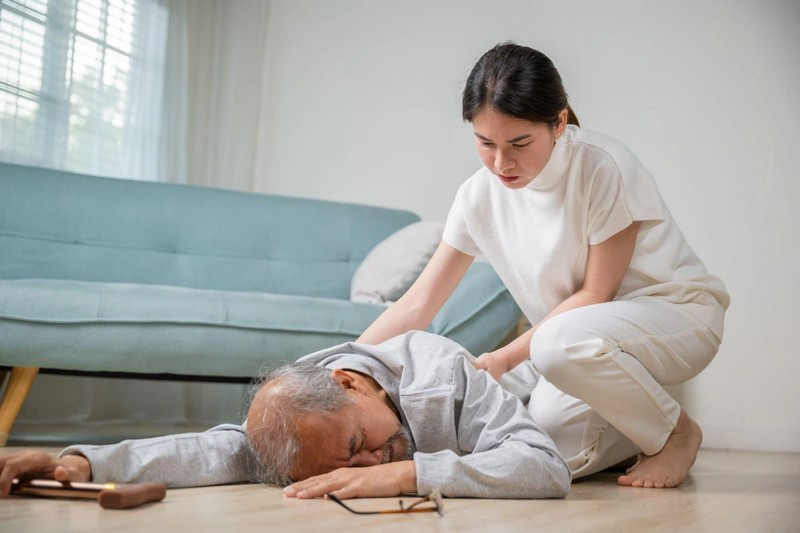 Những sai lầm 'rút ngắn sự sống' khi cứu người bị đột quỵ não - Ảnh 3. Những sai lầm 'rút ngắn sự sống' khi cứu người bị đột quỵ não - Ảnh 3.