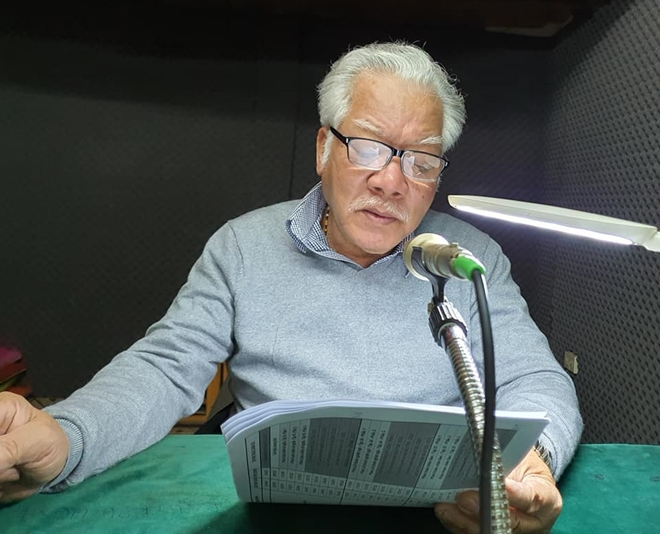 Giọng thuyết minh đặc biệt ở triển l&atilde;m hot nhất A80: NSND từng l&agrave;m Gi&aacute;m đốc Nh&agrave; h&aacute;t, nghe t&ecirc;n phải k&iacute;nh nể- Ảnh 5.