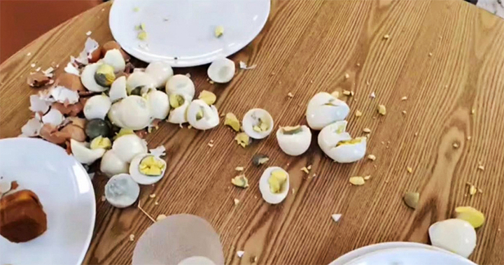 Nữ khách hàng đập phá đồ ăn khi bị phát hiện mang về từ búp phê - Ảnh 1.