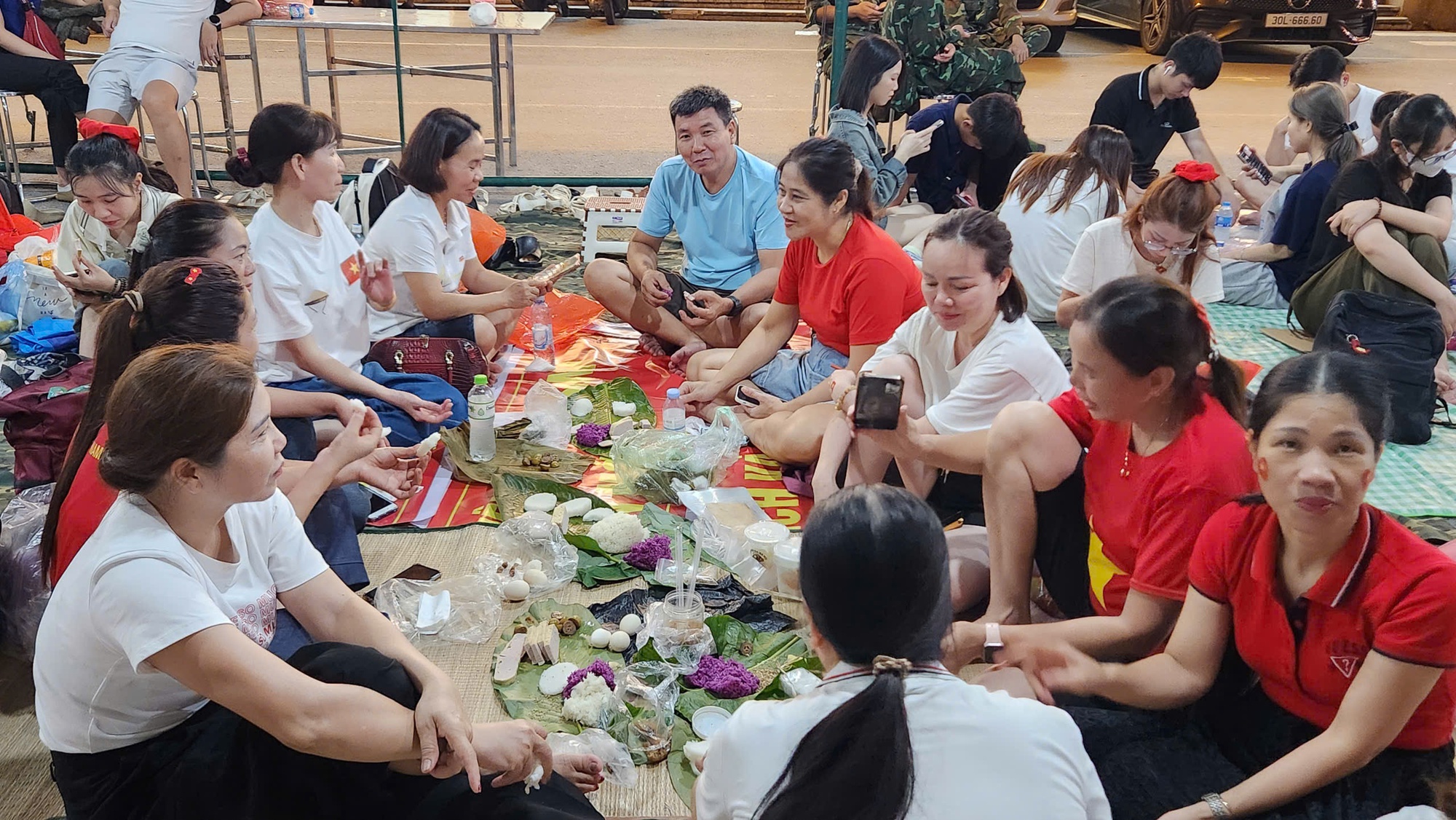 Người dân trải nilon ngủ vỉa hè chờ xem tổng duyệt diễu binh Quốc khánh 80 năm - Ảnh 3.