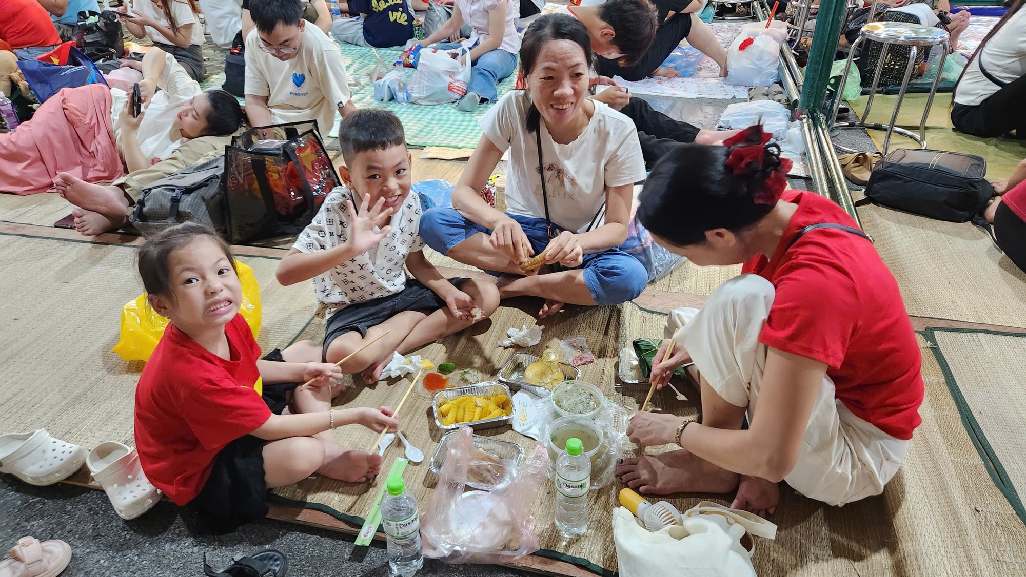 Người dân trải nilon ngủ vỉa hè chờ xem tổng duyệt diễu binh Quốc khánh 80 năm - Ảnh 4.