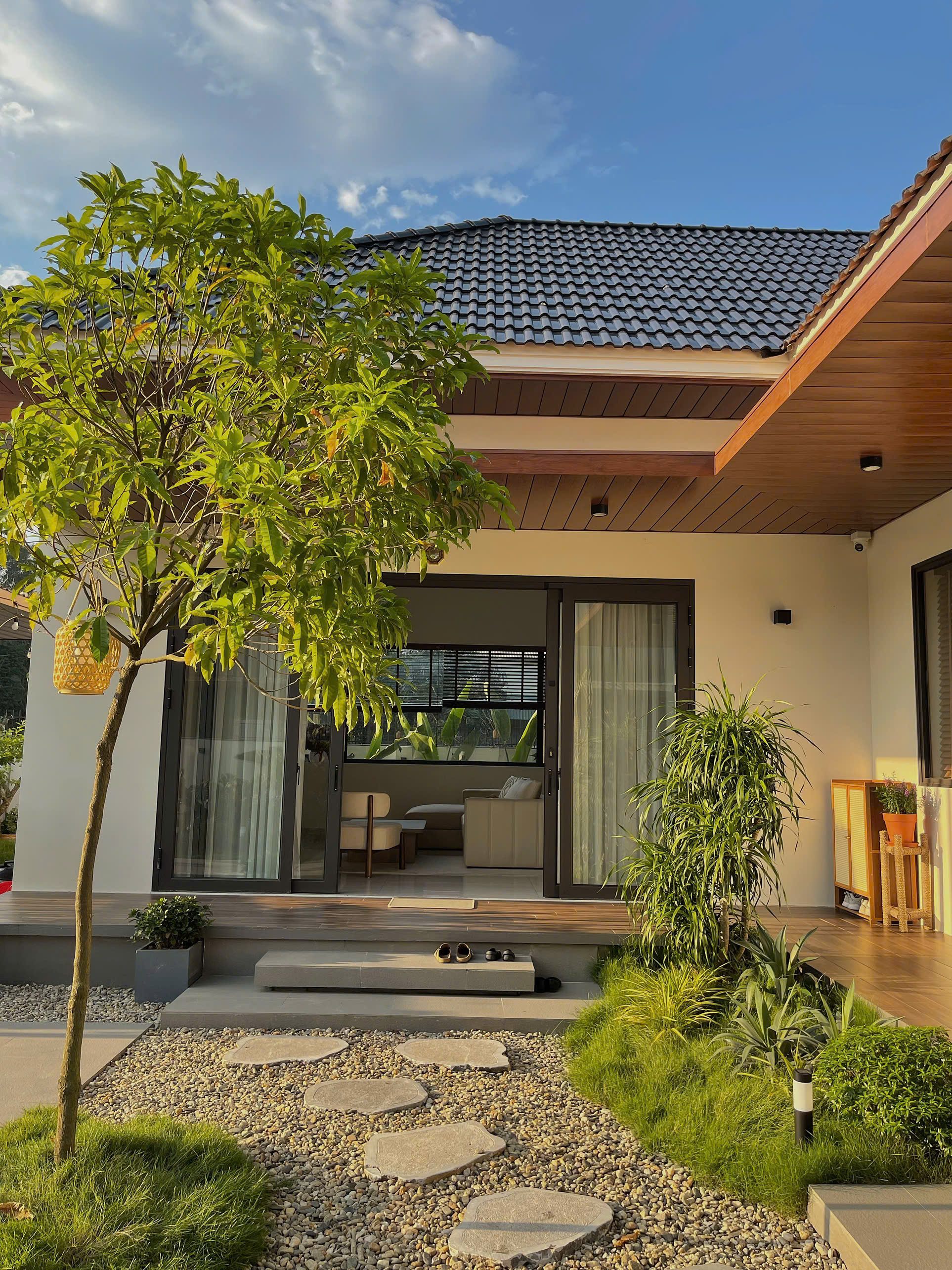 6 năm ở TP.HCM kiếm đủ tiền mua 2 mảnh đất, cặp vợ chồng về Lào Cai xây nhà 2,1 tỷ đồng đẹp như mơ: Chênh lệch thu nhập gây bất ngờ!- Ảnh 9.