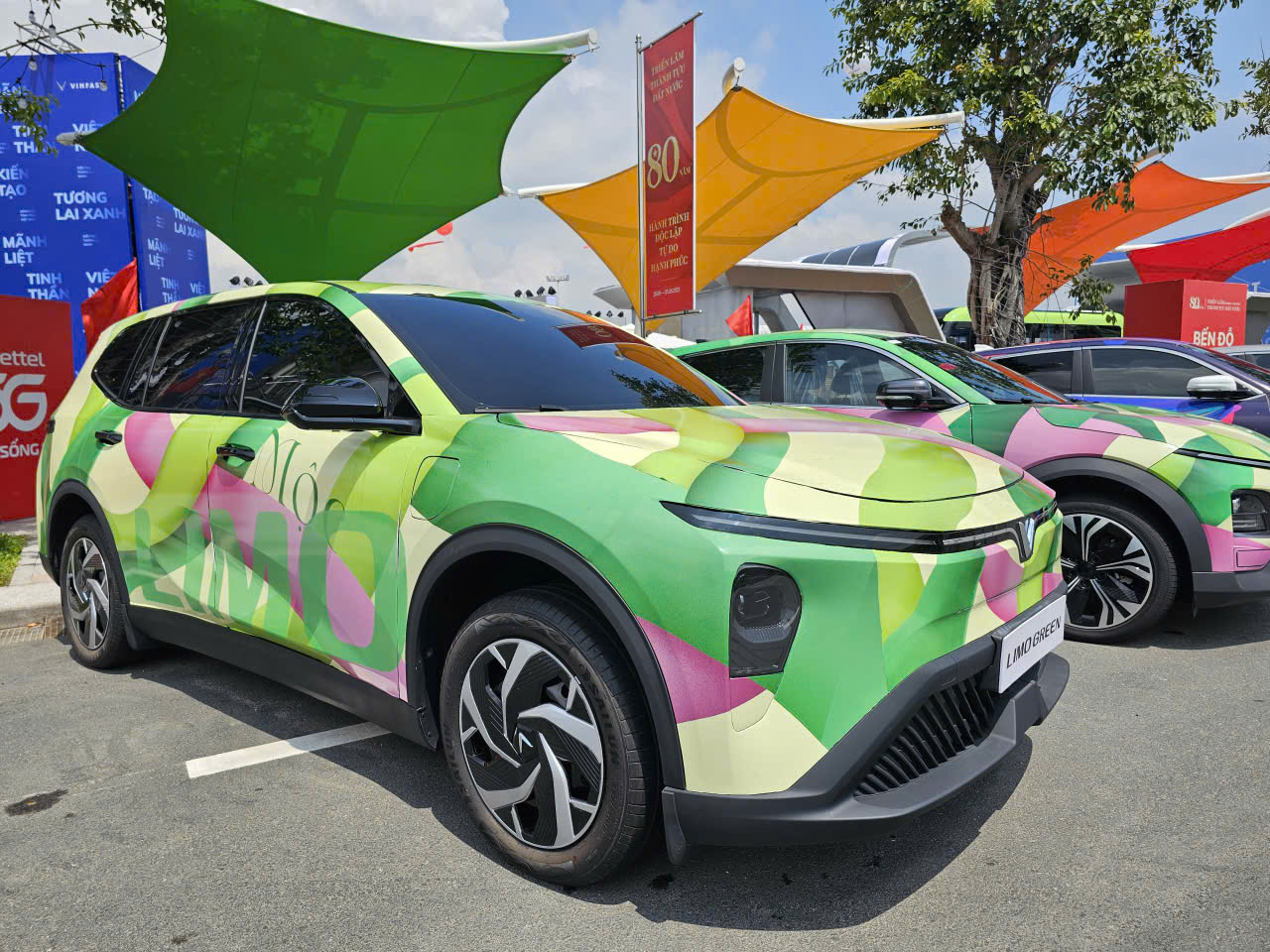 Cận cảnh dàn xe điện VinFast màu "độc lạ" lần đầu xuất hiện tại triển lãm lớn nhất lịch sử- Ảnh 1.