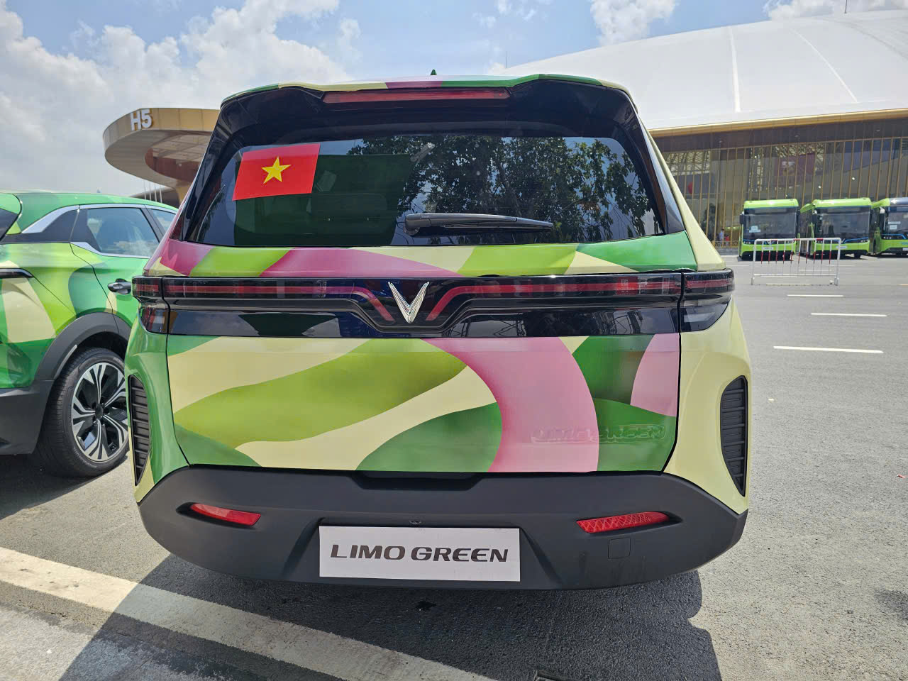 Cận cảnh dàn xe điện VinFast màu "độc lạ" lần đầu xuất hiện tại triển lãm lớn nhất lịch sử- Ảnh 3.