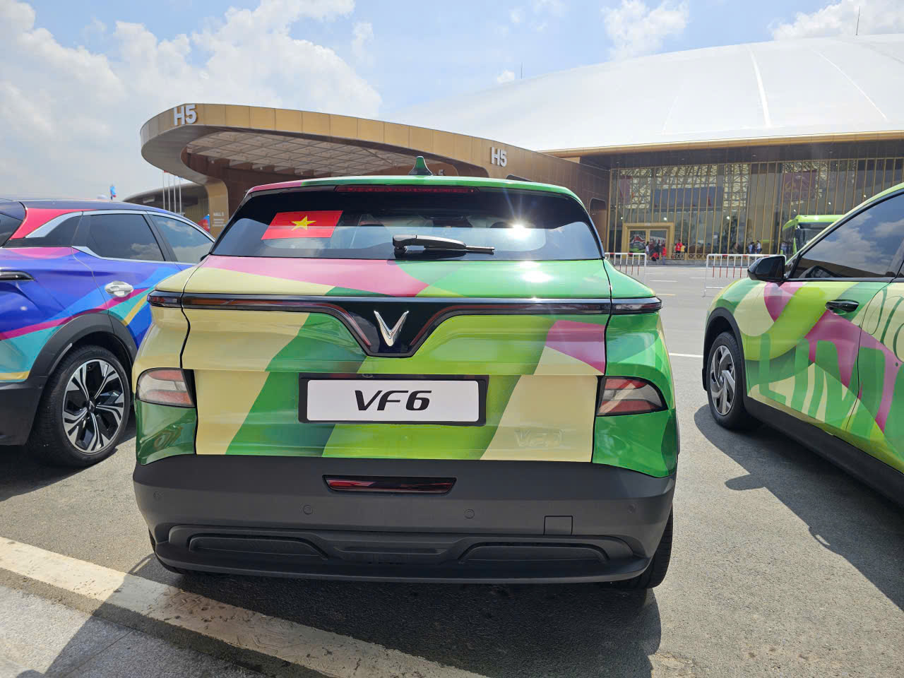 Cận cảnh dàn xe điện VinFast màu "độc lạ" lần đầu xuất hiện tại triển lãm lớn nhất lịch sử- Ảnh 5.