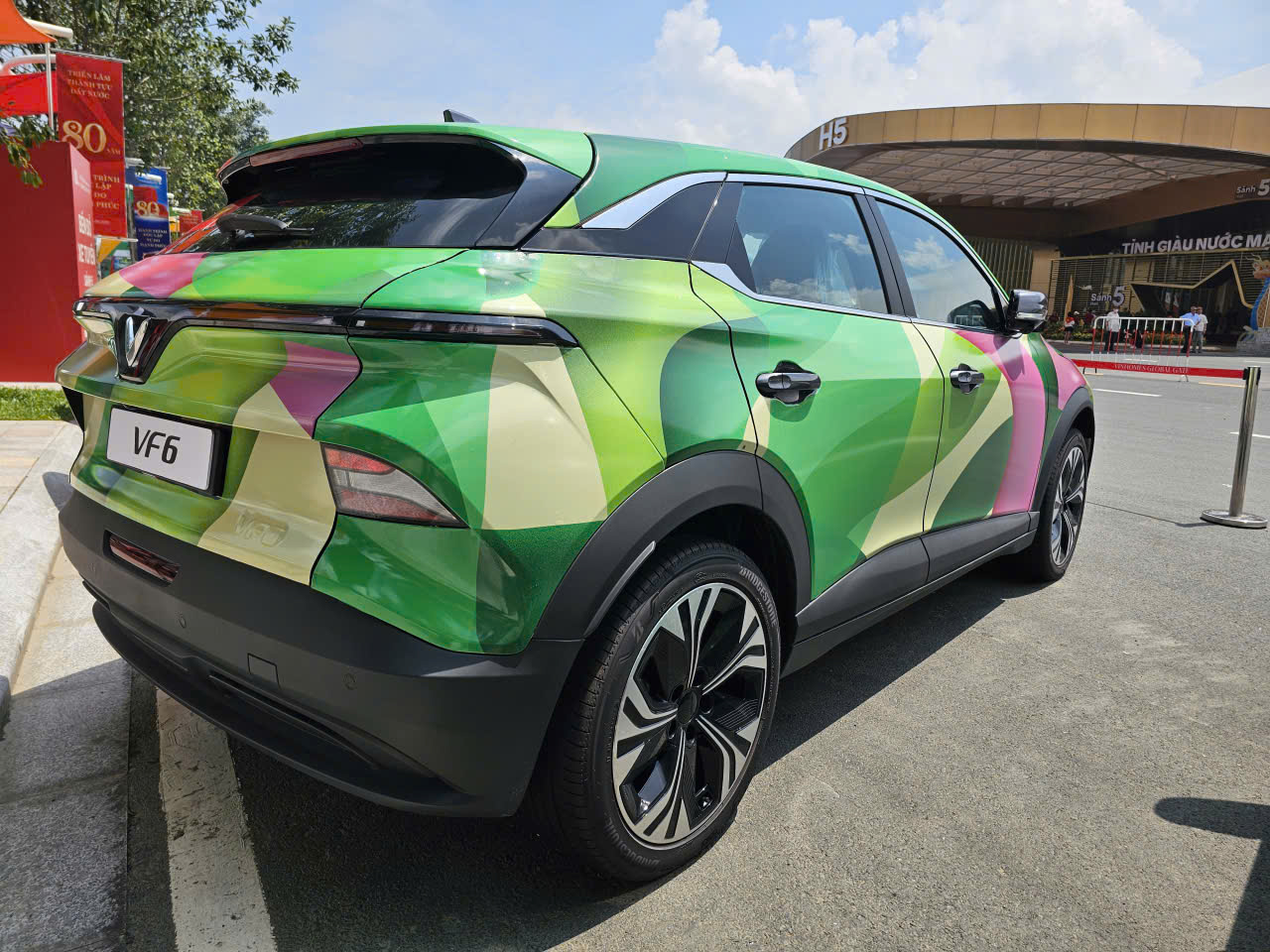 Cận cảnh dàn xe điện VinFast màu "độc lạ" lần đầu xuất hiện tại triển lãm lớn nhất lịch sử- Ảnh 6.