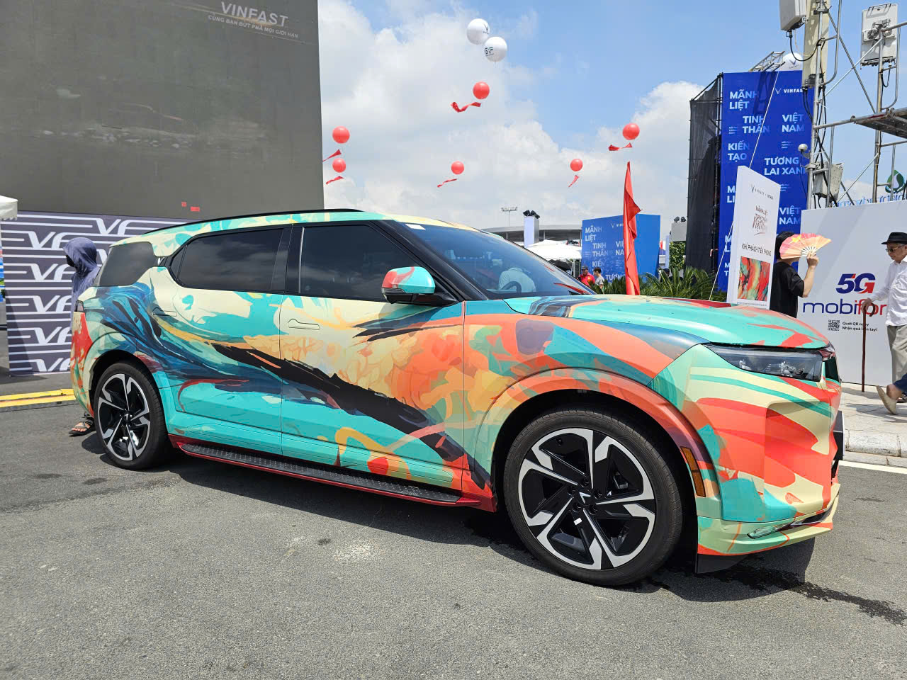 Cận cảnh dàn xe điện VinFast màu "độc lạ" lần đầu xuất hiện tại triển lãm lớn nhất lịch sử- Ảnh 14.