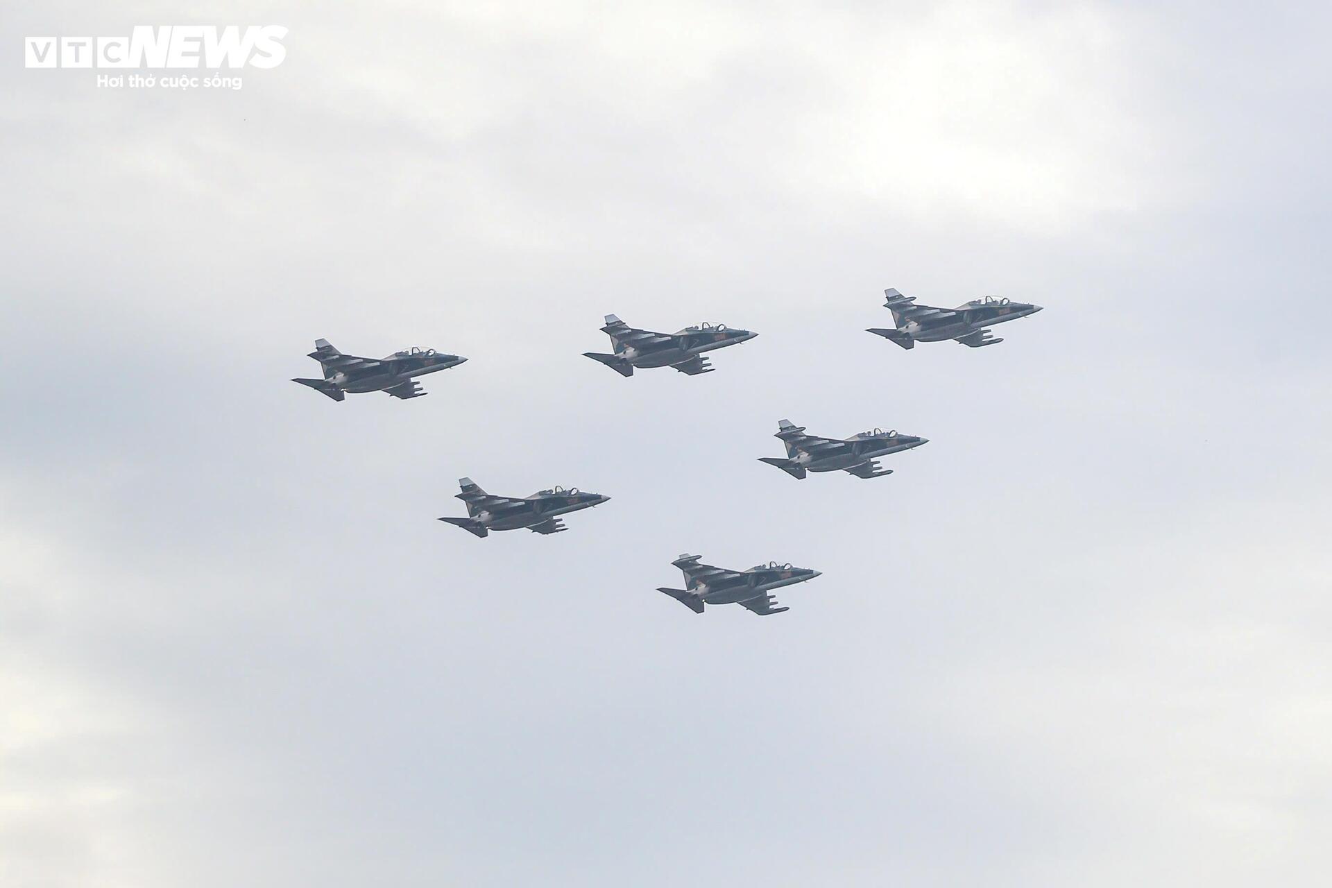 Mãn nhãn với màn trình diễn su - 30 mk2 thả bẫy nhiệt trên bầu trời Hà Nội - Ảnh 7. Mãn nhãn với màn trình diễn su - 30 mk2 thả bẫy nhiệt trên bầu trời Hà Nội - Ảnh 7.