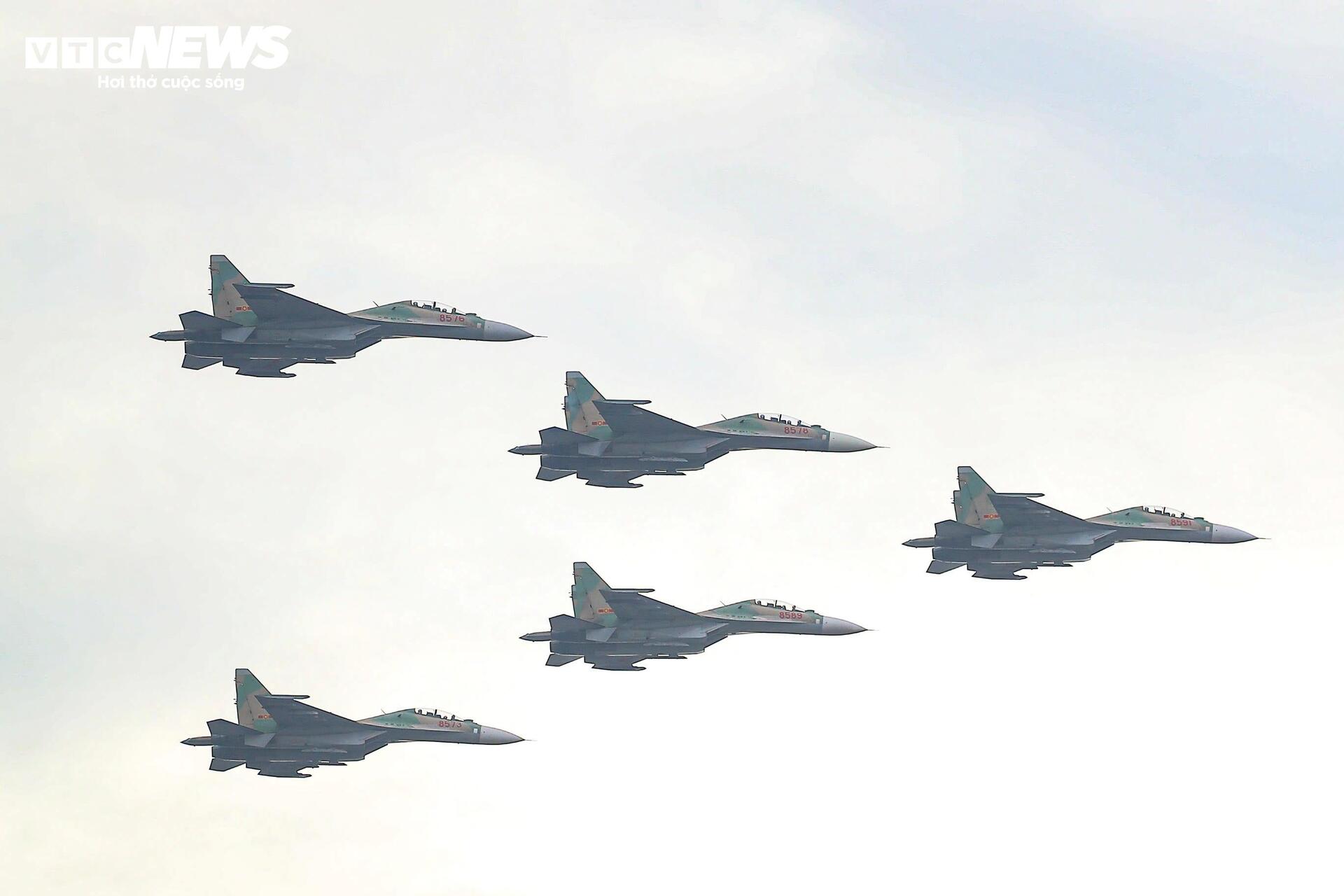 Mãn nhãn 'hổ mang chúa' Su-30MK2 thả bẫy nhiệt trên bầu trời Hà Nội - Ảnh 1.