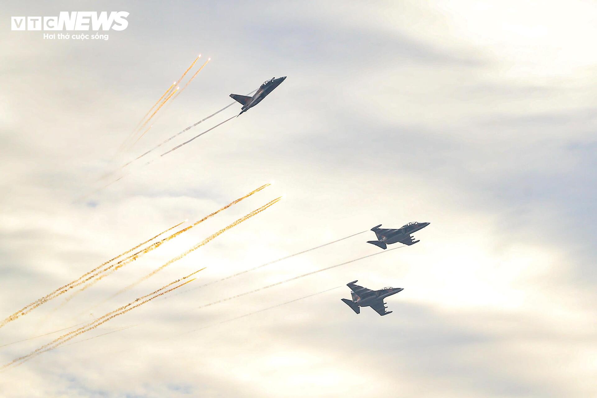 Mãn nhãn với màn trình diễn su - 30 mk2 thả bẫy nhiệt trên bầu trời Hà Nội - Ảnh 2. Mãn nhãn với màn trình diễn su - 30 mk2 thả bẫy nhiệt trên bầu trời Hà Nội - Ảnh 2.
