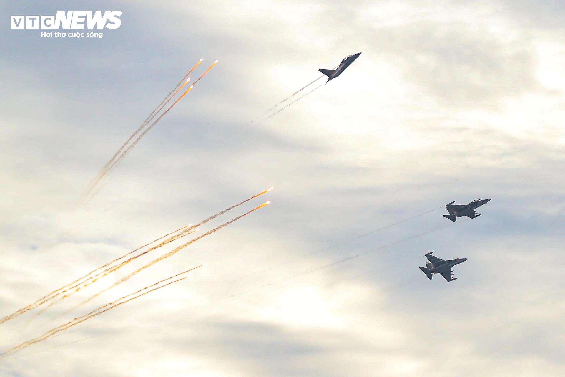 Mãn nhãn với màn trình diễn su - 30 mk2 thả bẫy nhiệt trên bầu trời Hà Nội - Ảnh 6. Mãn nhãn với màn trình diễn su - 30 mk2 thả bẫy nhiệt trên bầu trời Hà Nội - Ảnh 6.