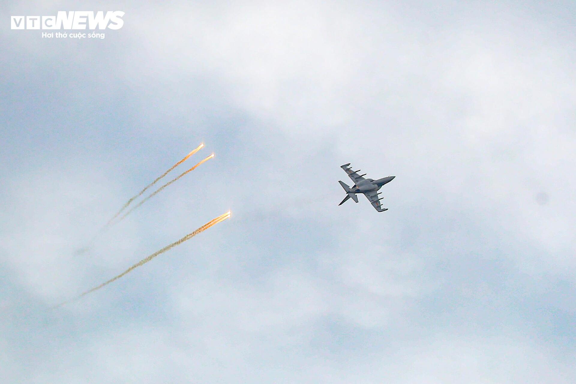 Mãn nhãn với màn trình diễn su - 30 mk2 thả bẫy nhiệt trên bầu trời Hà Nội - Ảnh 3. Mãn nhãn với màn trình diễn su - 30 mk2 thả bẫy nhiệt trên bầu trời Hà Nội - Ảnh 3.