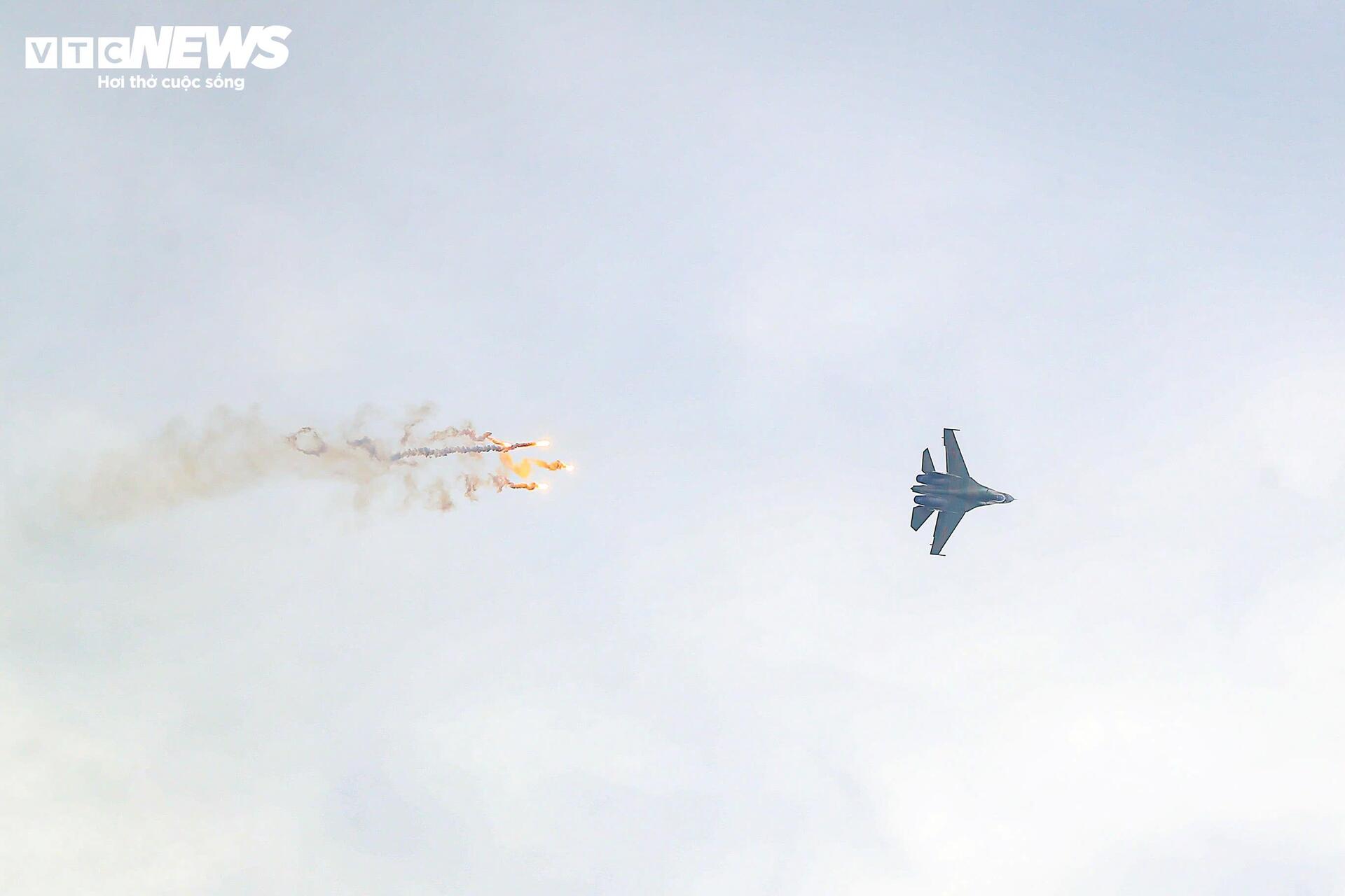 Mãn nhãn với màn trình diễn su - 30 mk2 thả bẫy nhiệt trên bầu trời Hà Nội - Ảnh 5. Mãn nhãn với màn trình diễn su - 30 mk2 thả bẫy nhiệt trên bầu trời Hà Nội - Ảnh 5.