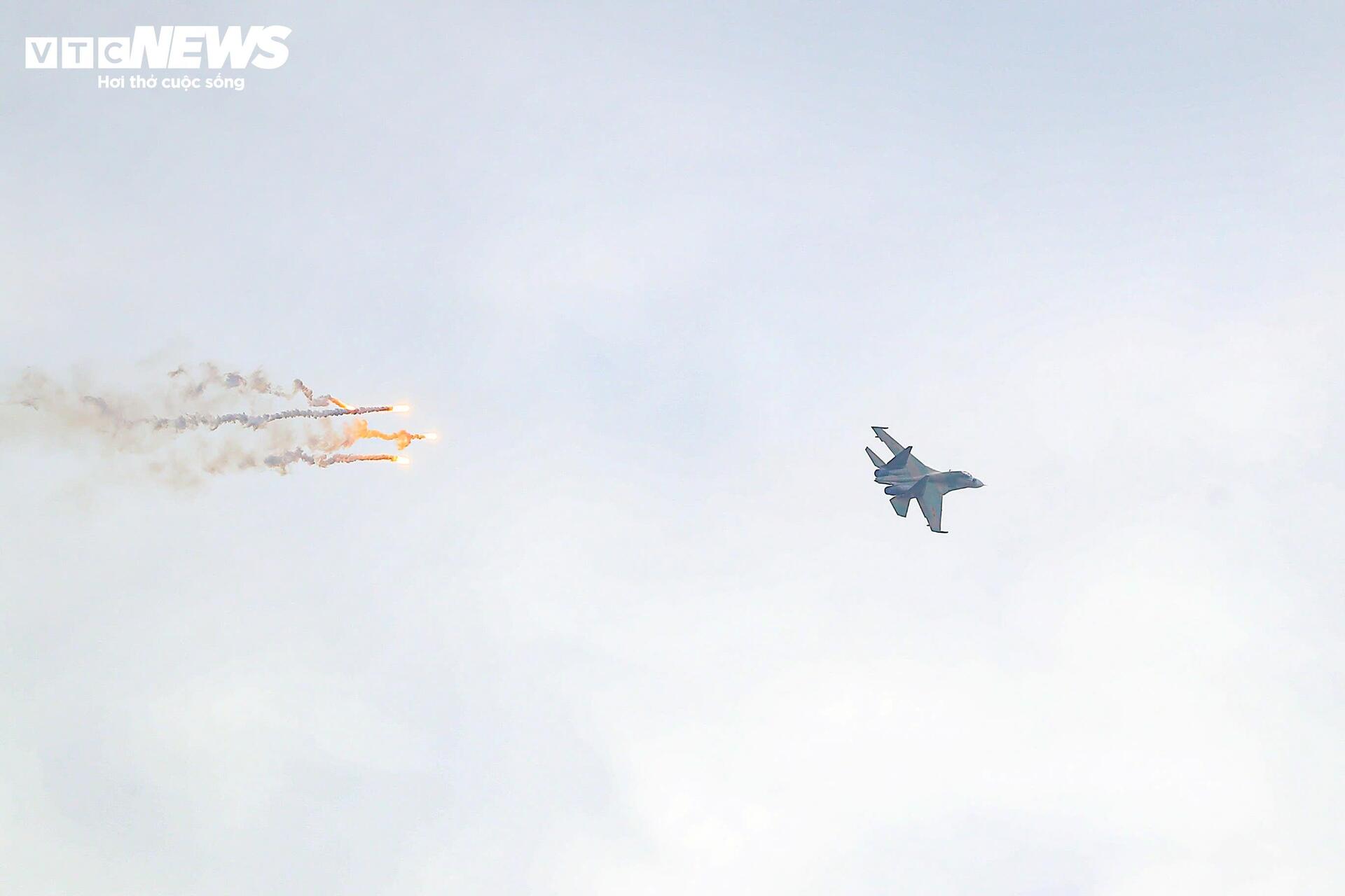 Mãn nhãn với màn trình diễn su - 30 mk2 thả bẫy nhiệt trên bầu trời Hà Nội - Ảnh 4. Mãn nhãn với màn trình diễn su - 30 mk2 thả bẫy nhiệt trên bầu trời Hà Nội - Ảnh 4.