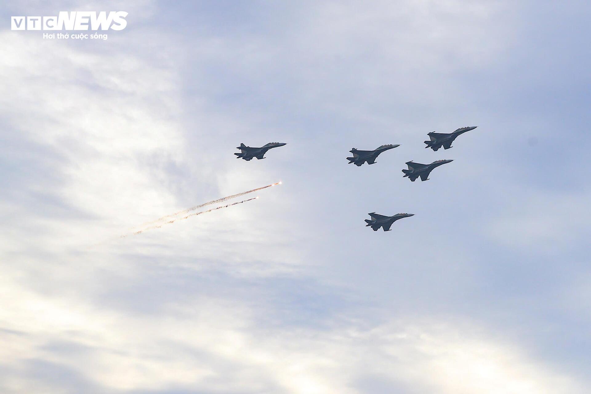 Mãn nhãn với màn trình diễn su - 30 mk2 thả bẫy nhiệt trên bầu trời Hà Nội - Ảnh 1. Mãn nhãn với màn trình diễn su - 30 mk2 thả bẫy nhiệt trên bầu trời Hà Nội - Ảnh 1.