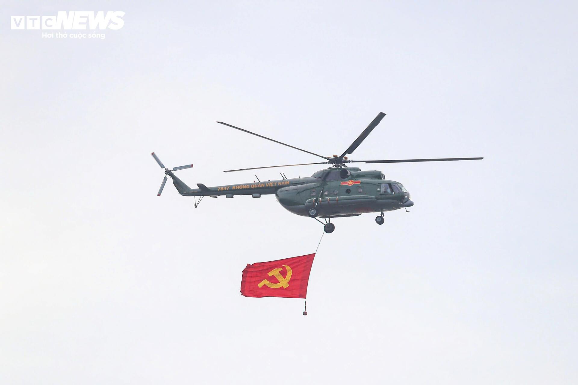 Mãn nhãn với màn trình diễn su - 30 mk2 thả bẫy nhiệt trên bầu trời Hà Nội - Ảnh 10. Mãn nhãn với màn trình diễn su - 30 mk2 thả bẫy nhiệt trên bầu trời Hà Nội - Ảnh 10.