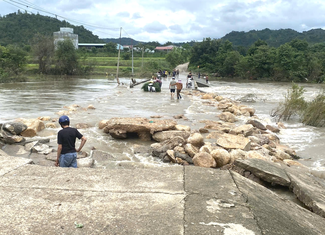 Ngầm tràn hư hỏng khiến hơn 300 hộ dân ở Gia Lai bị chia cắt nghiêm trọng - Ảnh 1.