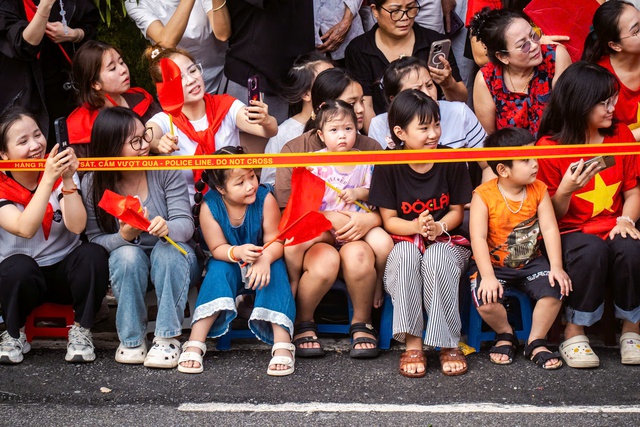 VIDEO: Khối quân đội nước ngoài diễu binh trong tiếng reo hò của người dân Hà Nội- Ảnh 4. VIDEO: Khối quân đội nước ngoài diễu binh trong tiếng reo hò của người dân Hà Nội- Ảnh 4.