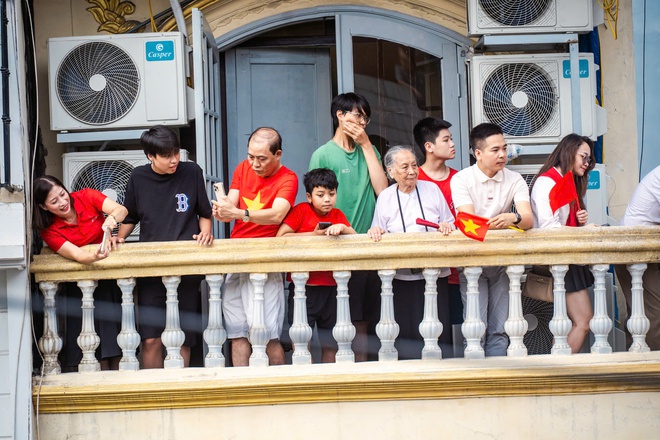 VIDEO: Khối quân đội nước ngoài diễu binh trong tiếng reo hò của người dân Hà Nội- Ảnh 8. VIDEO: Khối quân đội nước ngoài diễu binh trong tiếng reo hò của người dân Hà Nội- Ảnh 8.