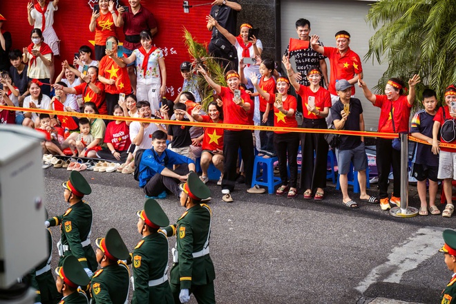 VIDEO: Khối quân đội nước ngoài diễu binh trong tiếng reo hò của người dân Hà Nội- Ảnh 7. VIDEO: Khối quân đội nước ngoài diễu binh trong tiếng reo hò của người dân Hà Nội- Ảnh 7.